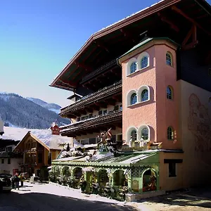 hotel-bauer.saalbachhinterglemmhotels.com/